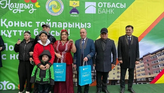 Жители Уральска получили ключи от новых квартир