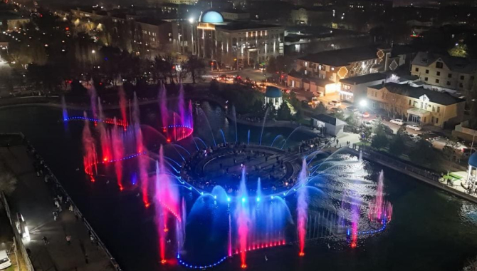 В Шымкенте представили уникальный фонтан с огнем, музыкой и лазерами