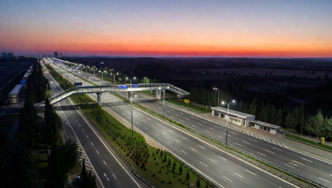 Загруженную трассу в Казахстане увеличат до восьми полос движения